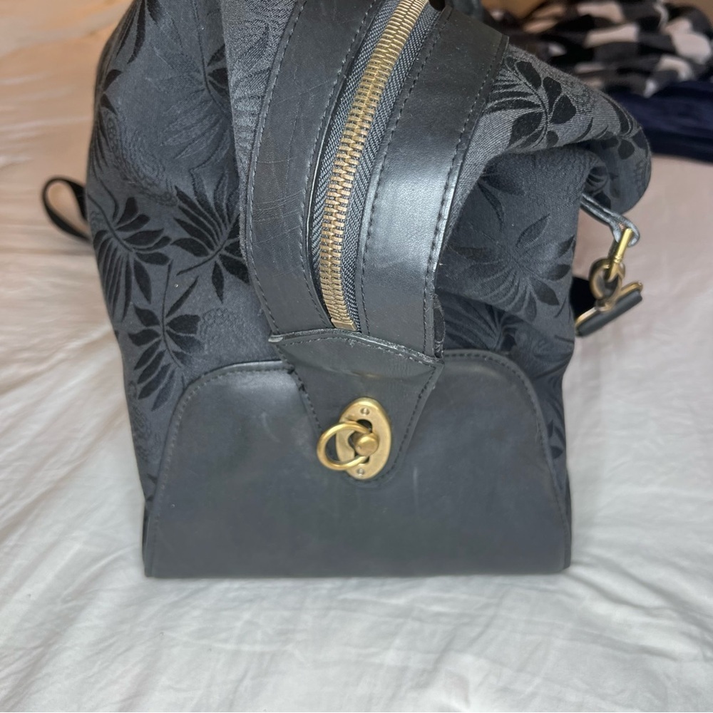 Tommy Bahama Large Black Duffle Bag, Shoulder Strap Top Handles Leather Accents - Picture 4 of 16